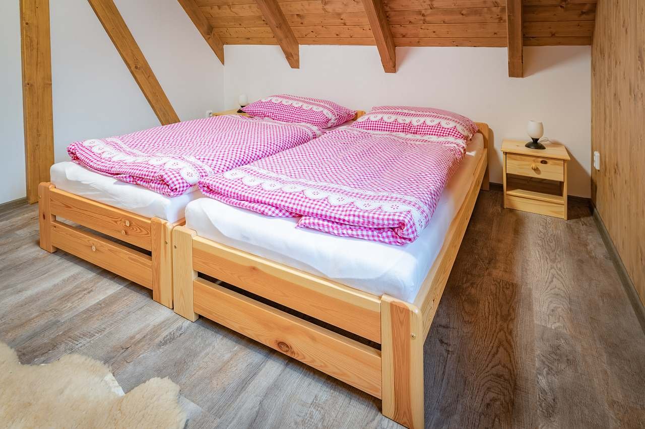 "růžový" pokoj - dvě postele, noční stolky, lampičky