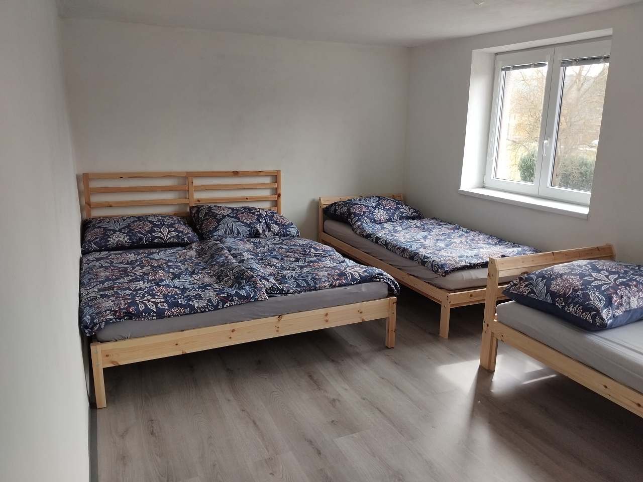 1 Ložnice s manželskou postelí a 3 jednolůžky