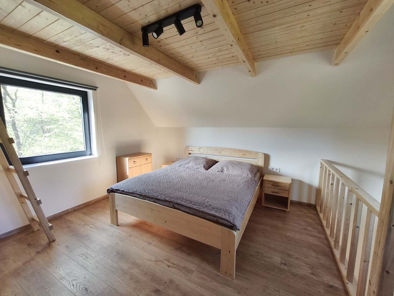 1. patro - manželská postel