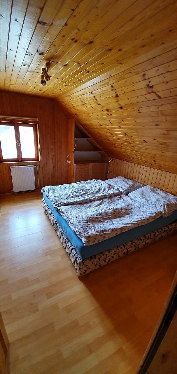 1.pokoj s manželskou postelí
