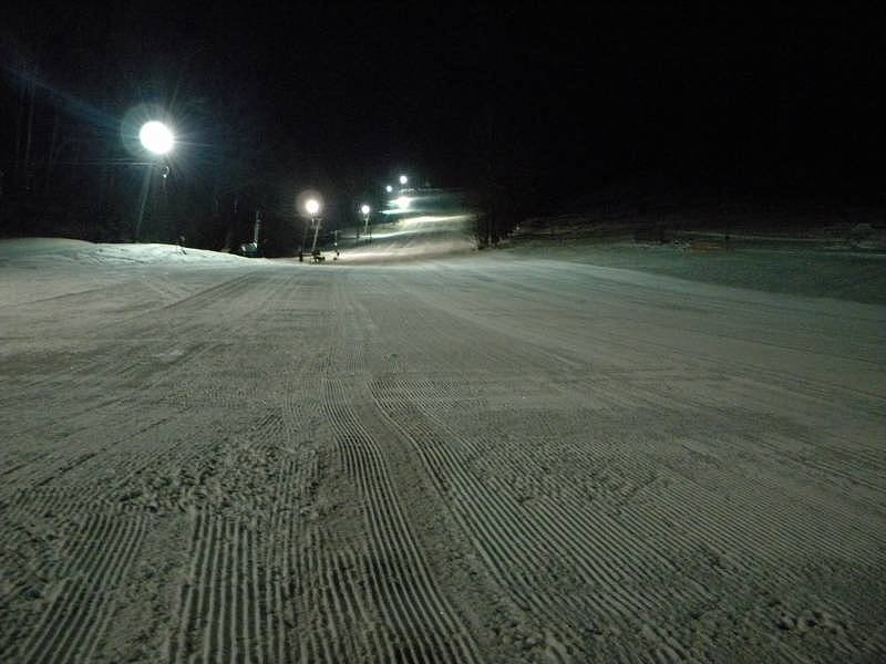 700 metrů dlouhá modrá sjezdovka Skipark Hraběšice (přímo u chat)