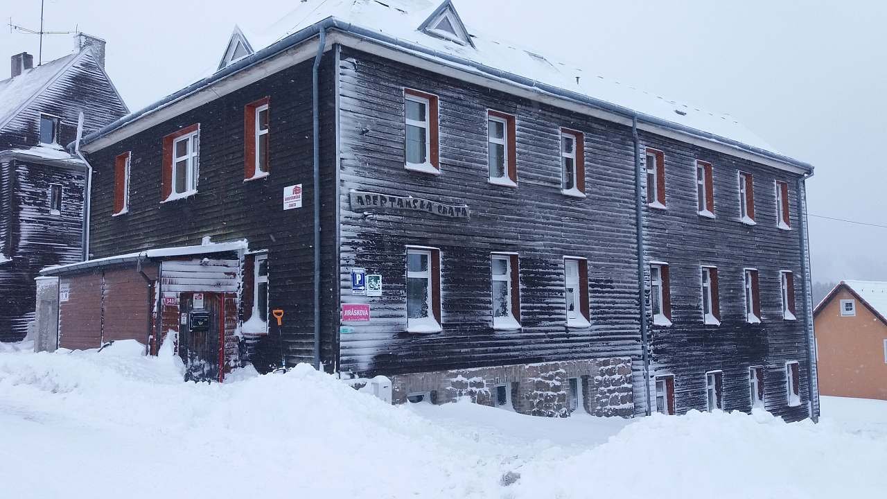 Abertamská chata v zimě