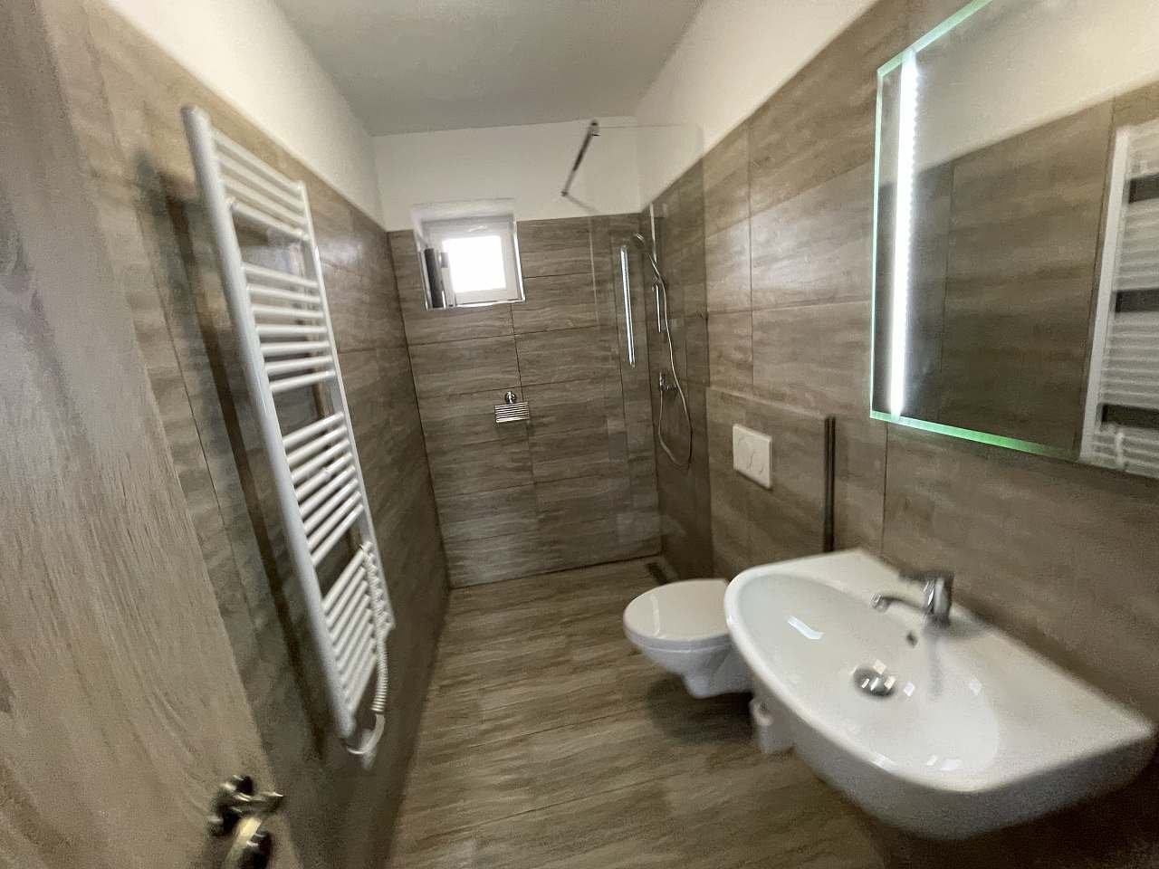 Apartmán 1: Koupelna se sprchovým koutem a wc