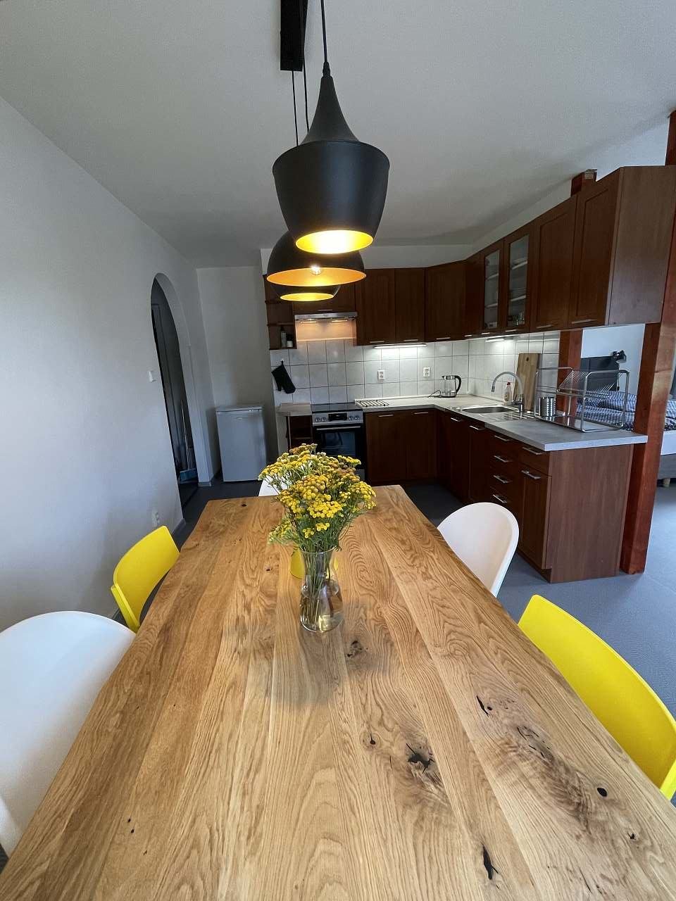 Apartmán 1 - kuchyňský stůl a kuchyně