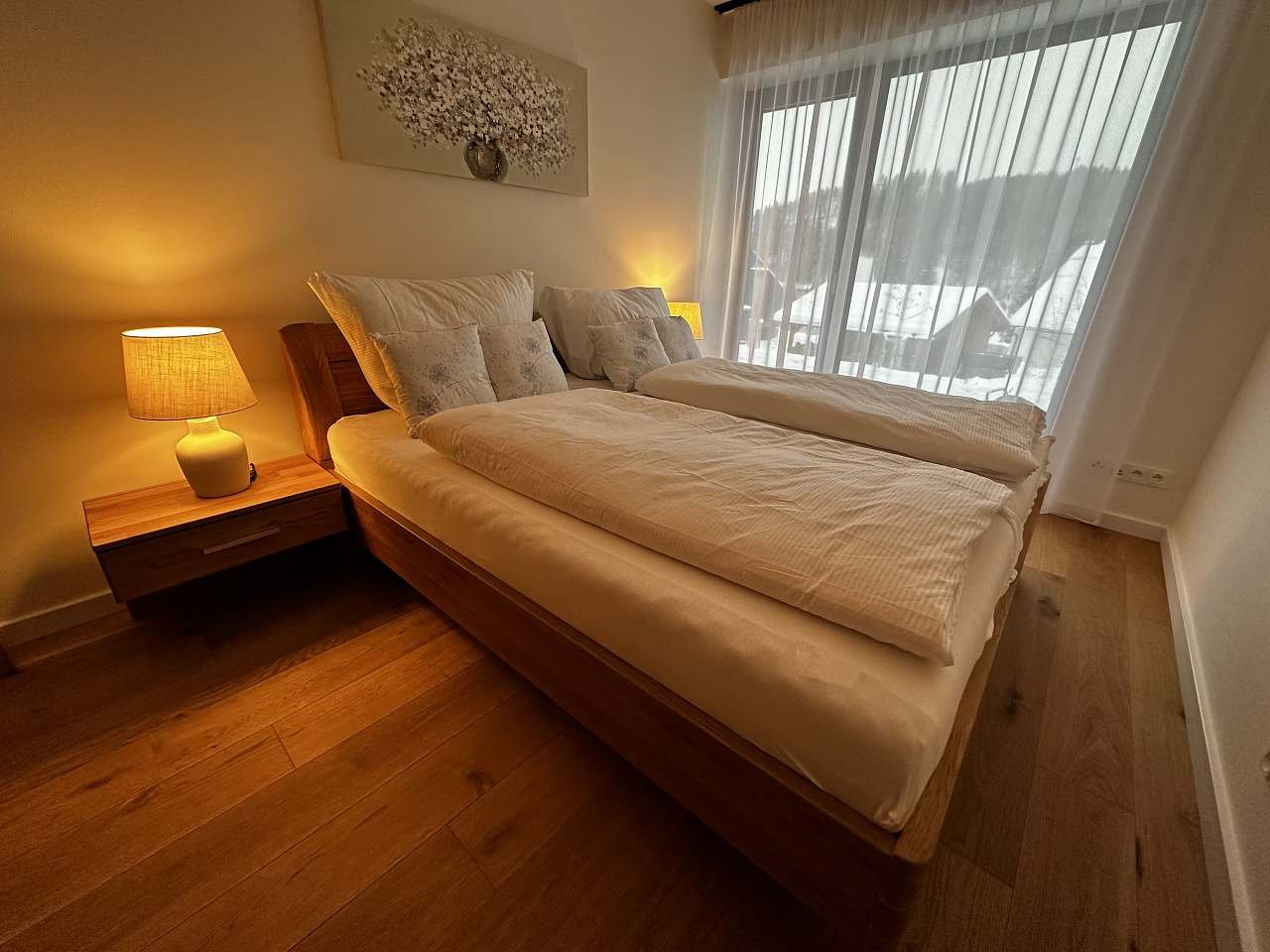 Apartmán 1A, ložnice s manželskou postelí