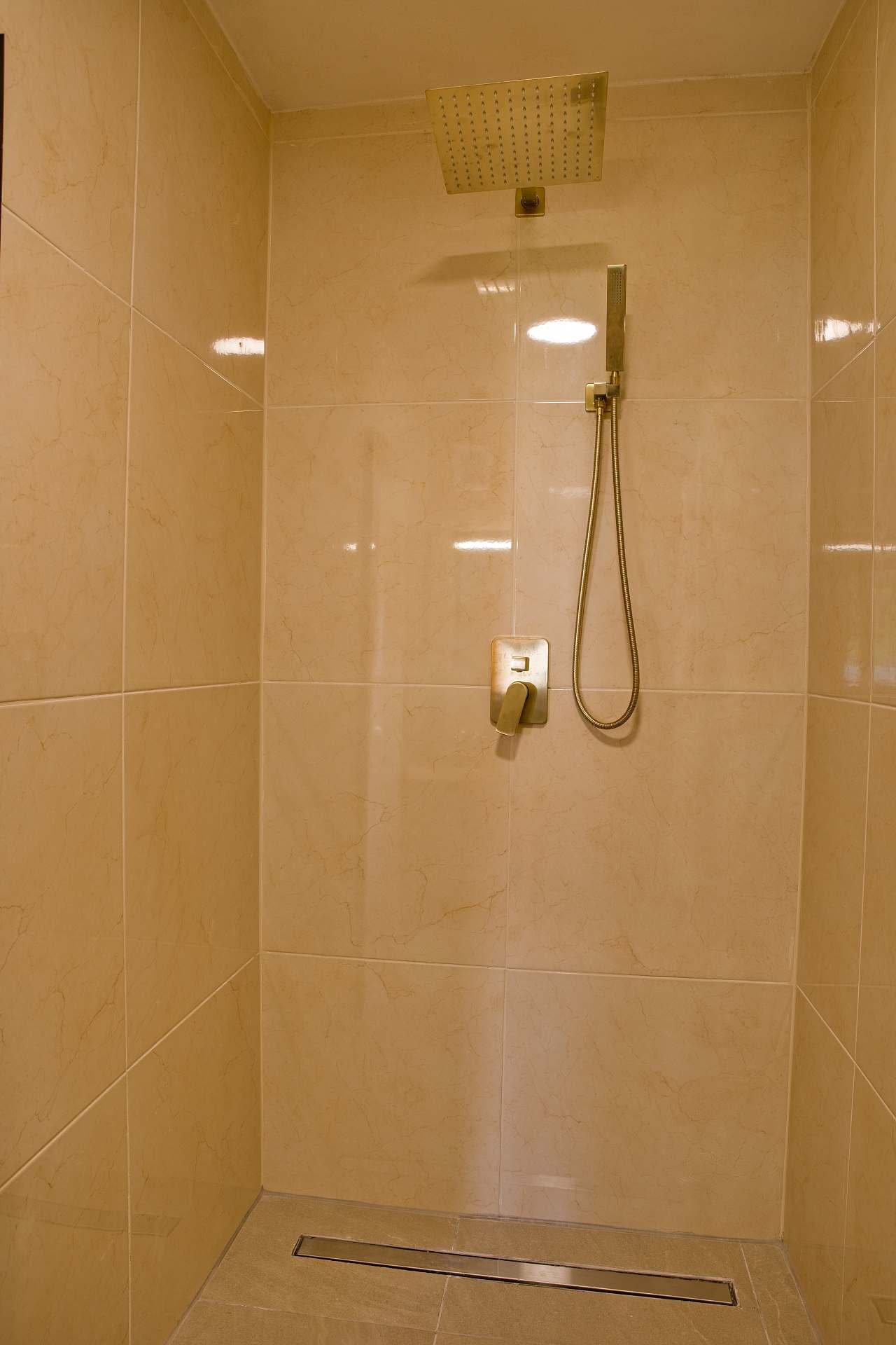 apartmán 2 Ludvík XIV koupelna se sprchovým koutem s padajícím deštěm