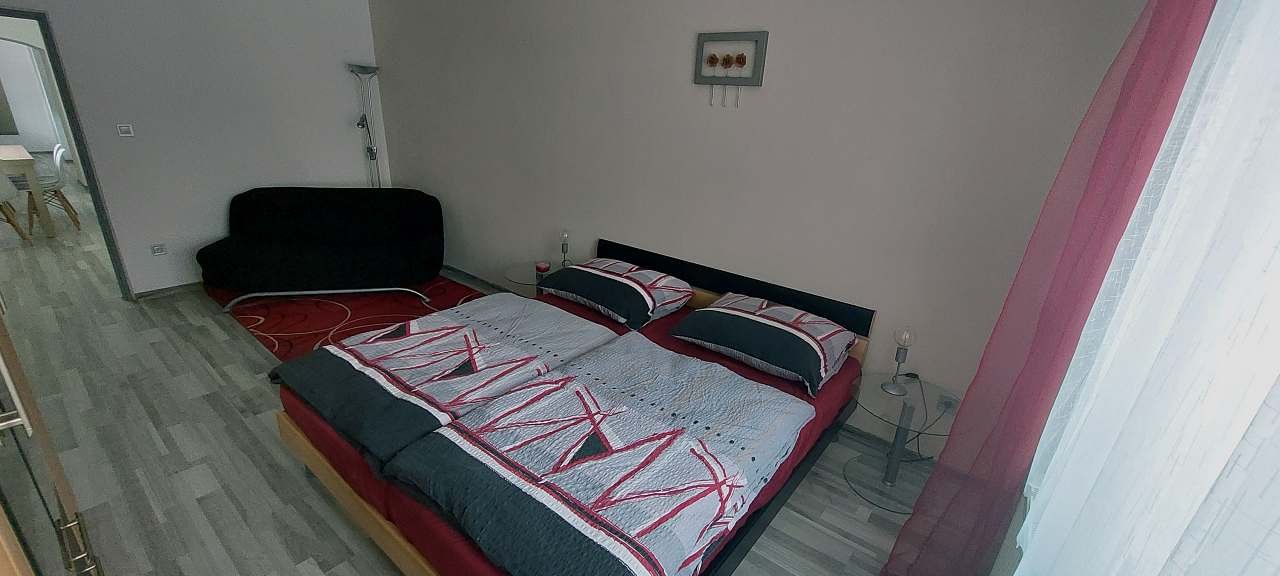 Apartmán Budín - ložnice s manželskou postelí