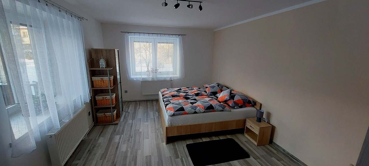 Apartmán Budín - ložnice s různým uspořádáním postelí