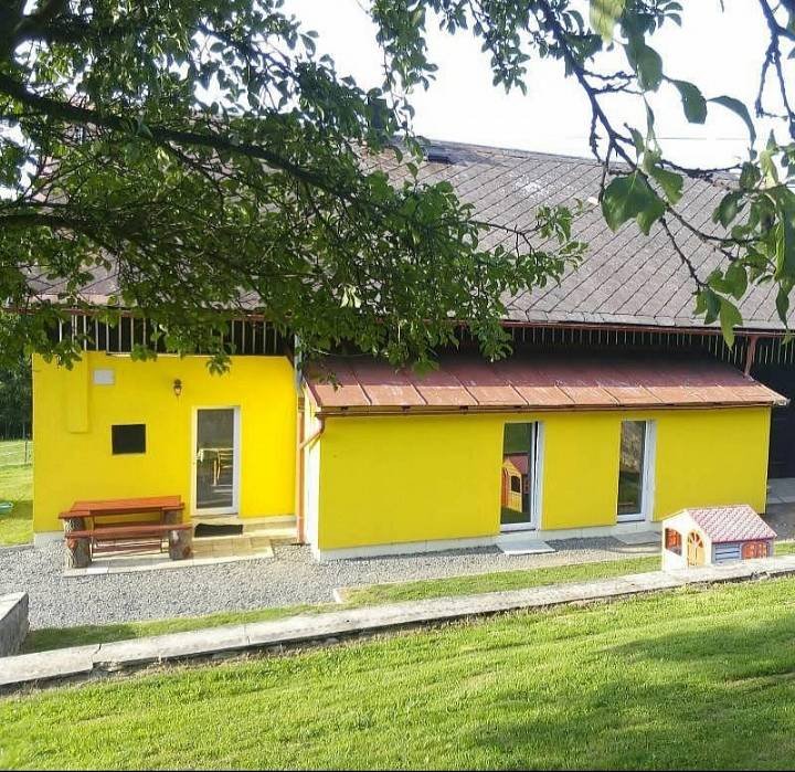 Apartmán č.1.vstup u posezeni.Apartman č.2.Vstup 2 a 3 balkonové dveře.