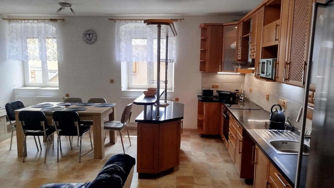 apartmán DELUXE - obývák s kuchyň. linkou