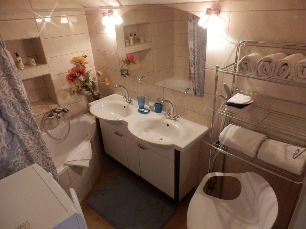 Apartmán koupelna s vanou - pračka, fén, ručníky, mýdla, sprchový gel