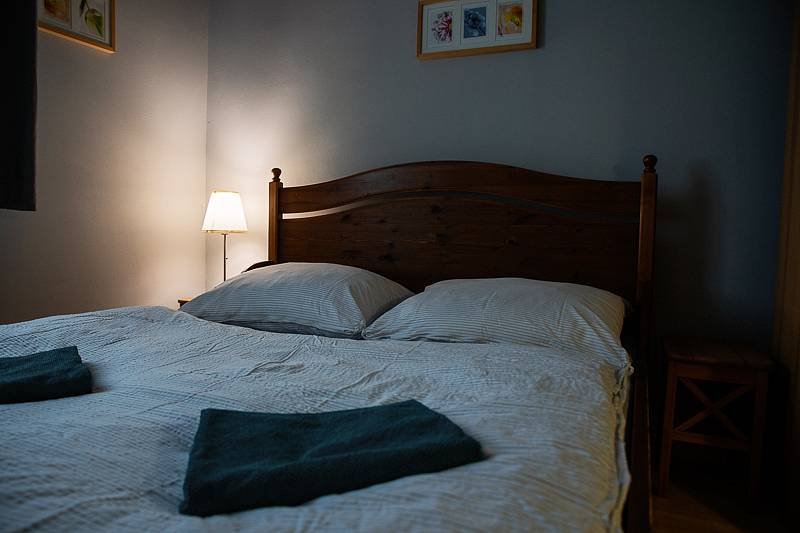 apartmán/ ložnice- dvoulůžková postel, skříň, křeslo