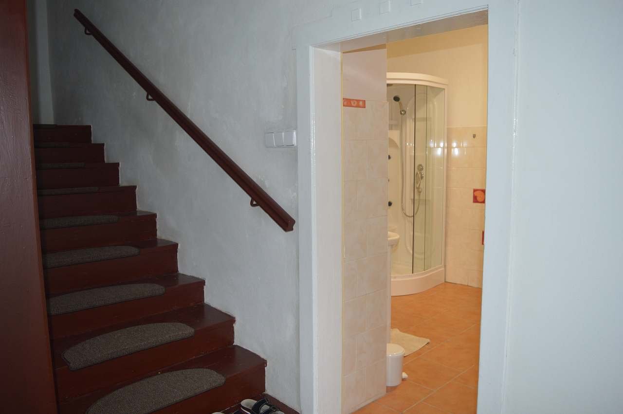 apartmán přízemí - vstup do koupelny + schody do patra