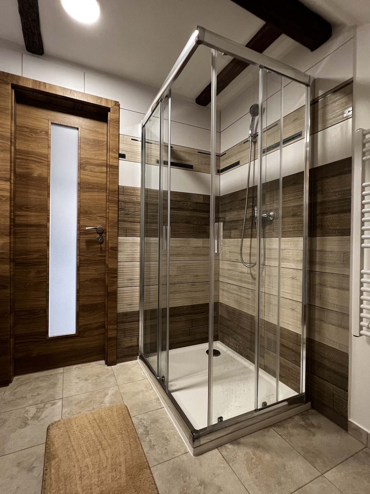 apartmán v podkroví - koupelna - sprchový kout