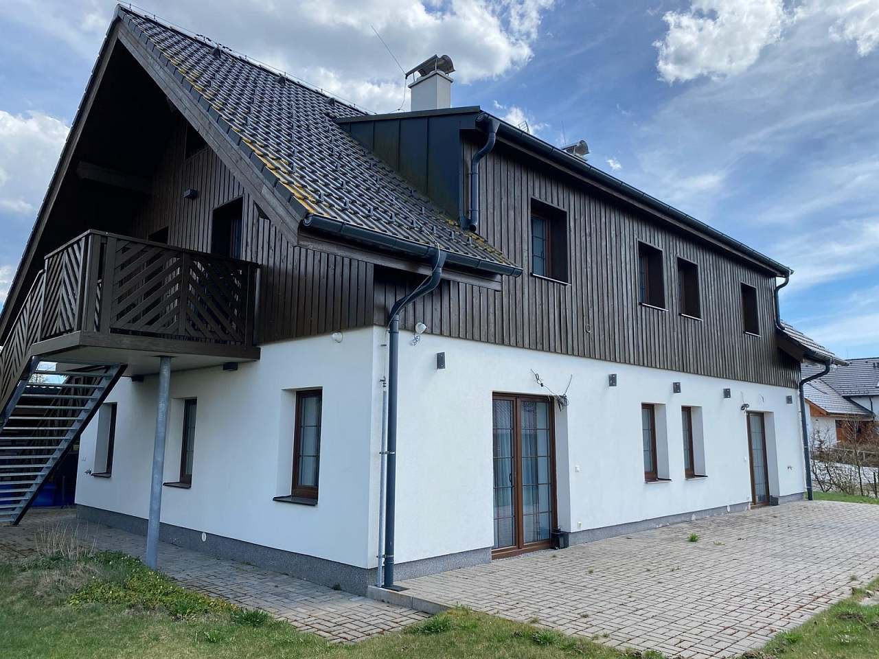 Apartmánový dům - schodiště k AP3 a terasa před AP1
