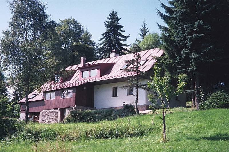 Apartmány Bedřichov - letní pohled se zahradou