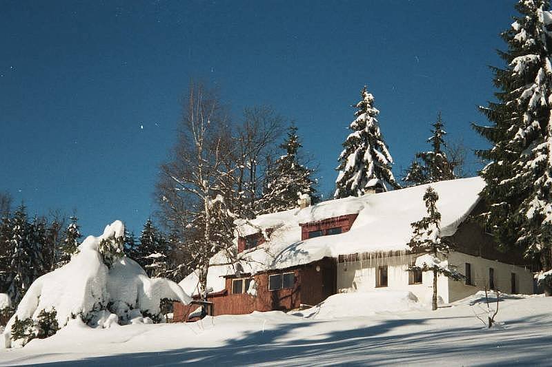 Apartmány Bedřichov -zimní pohled se zahradou