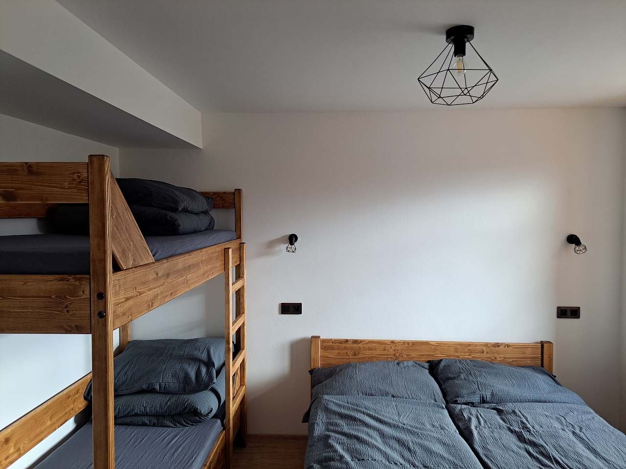 Apartmány Hannzi - Ložnice s manželskou postelí a palandou