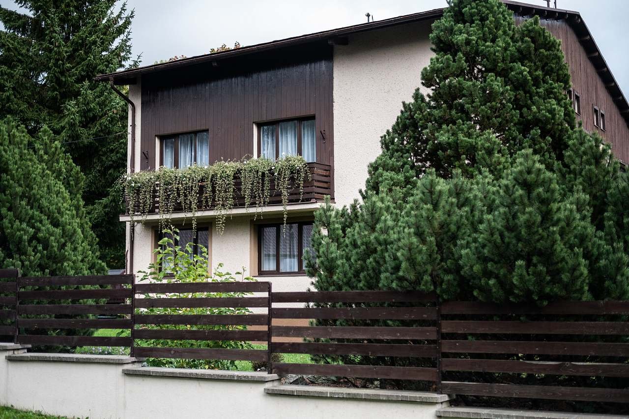 Apartmány Olešnice - pohled zepředu na budovu ze zahrady