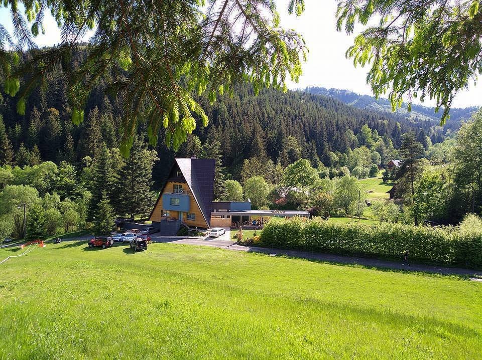 Atypická architektura horské chaty zasazané do překrásné přídoy