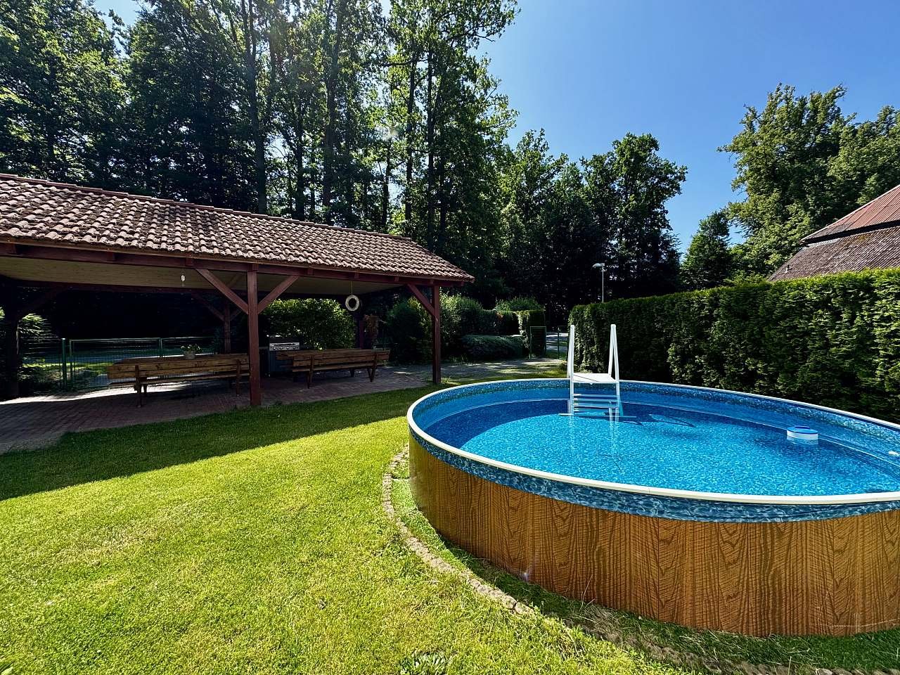Bazén a pergola se sezením 2