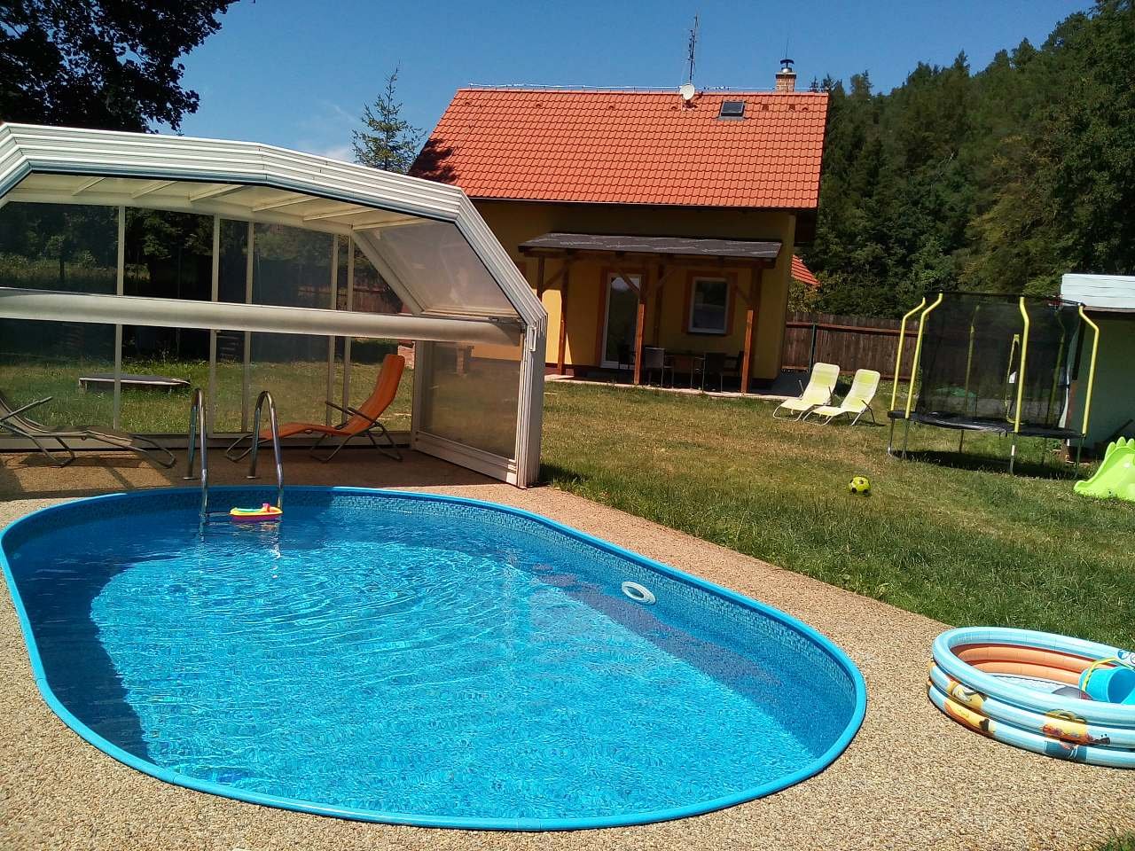 bazén a v pozadí chata