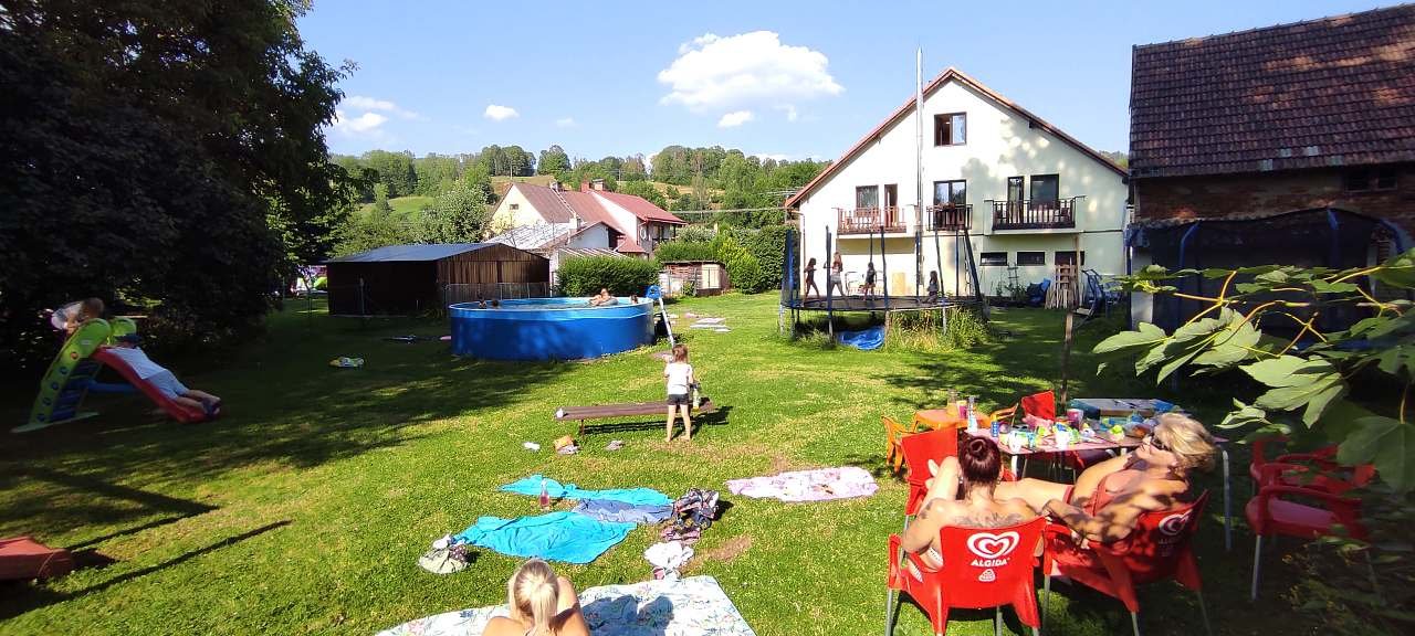 Bazén, léto, klid a pohoda