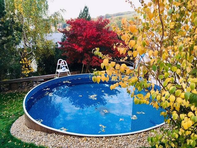 bazén na podzim