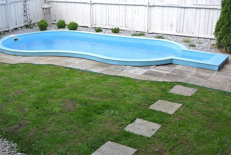 bazén na zahradě