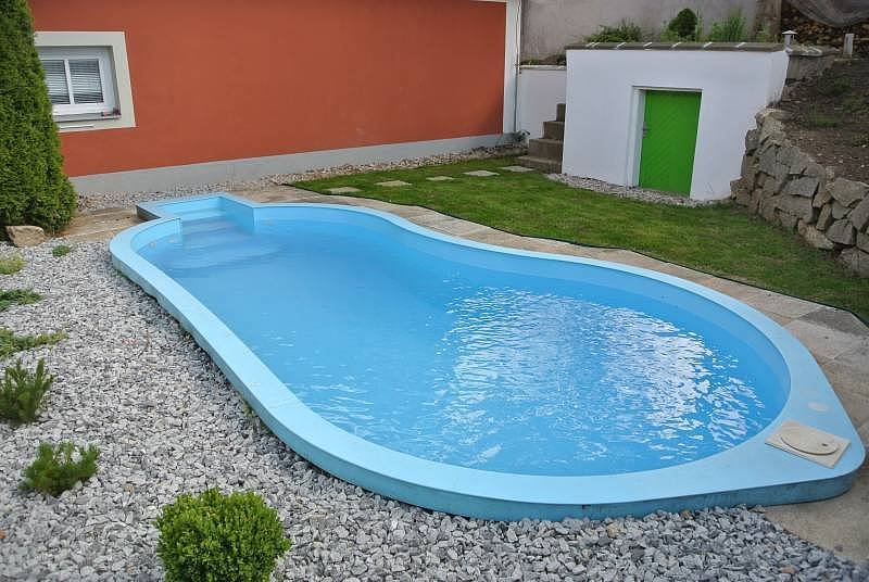 bazén na zahradě