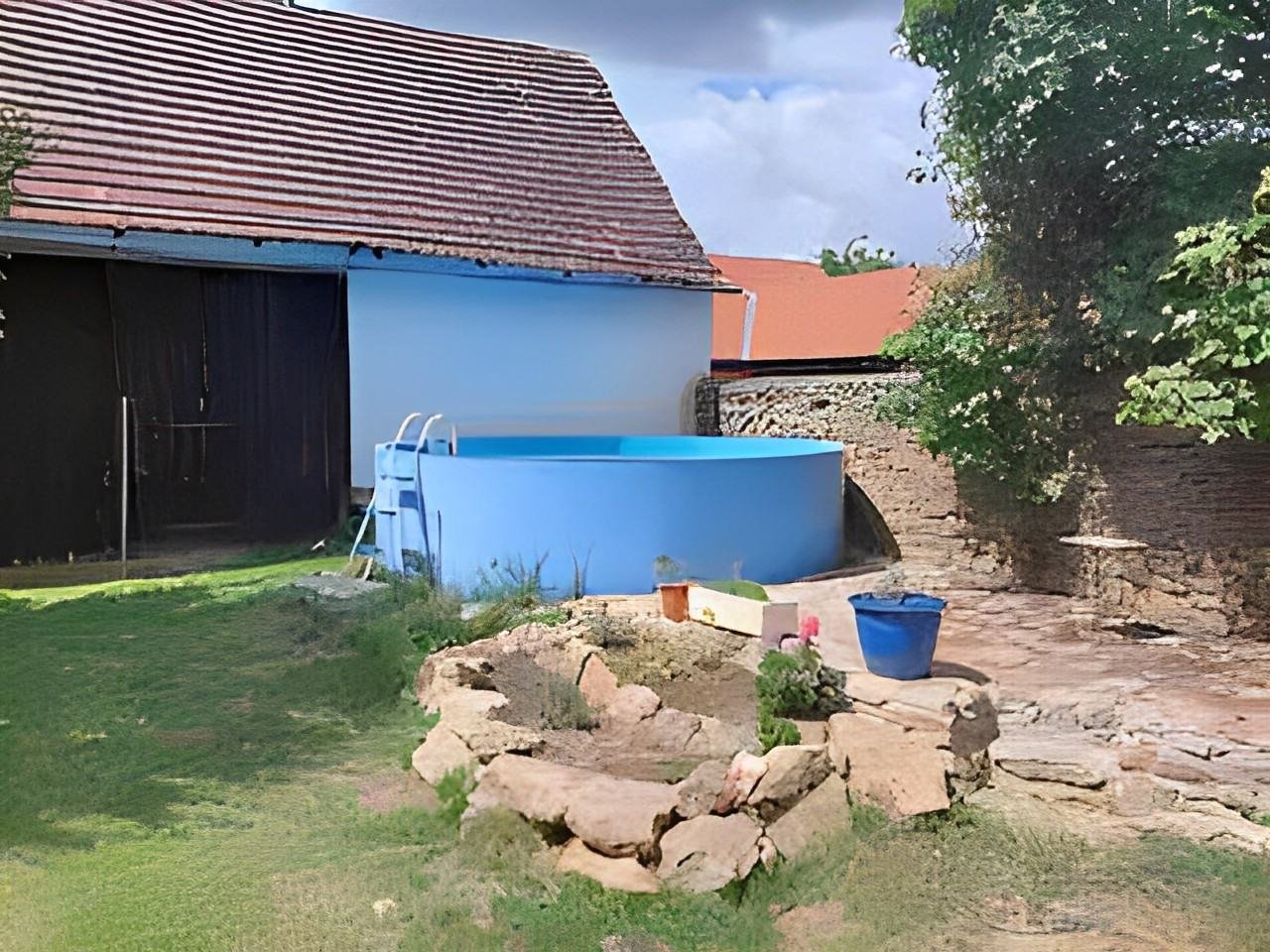 bazén s kamennou terasou