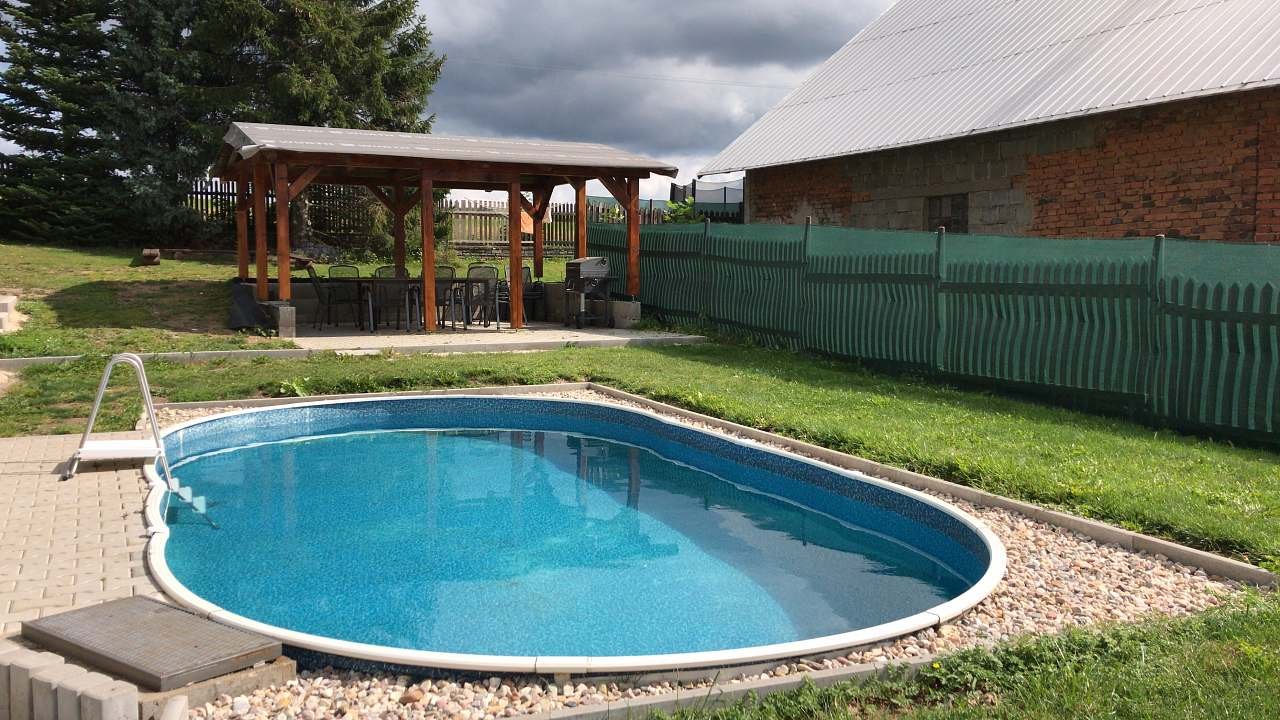 bazén se zahradní pergolou