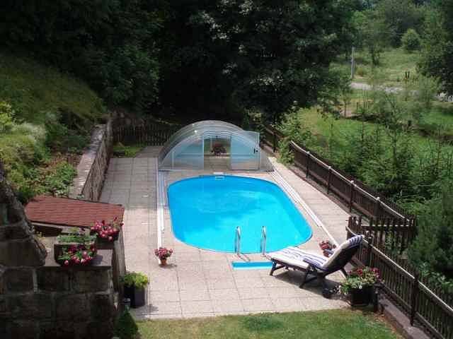 bazén u hhalupy v Horní Dobrouči