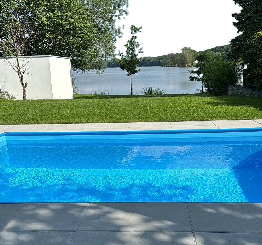 Bazén Vilaola.. Která je víc modrá