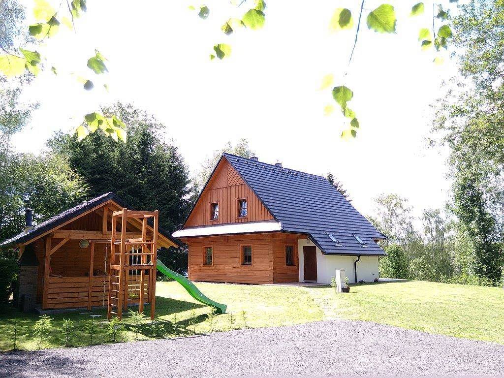 celkový pohled na chalupu, venkovní posezení, gril, dětské hřiště
