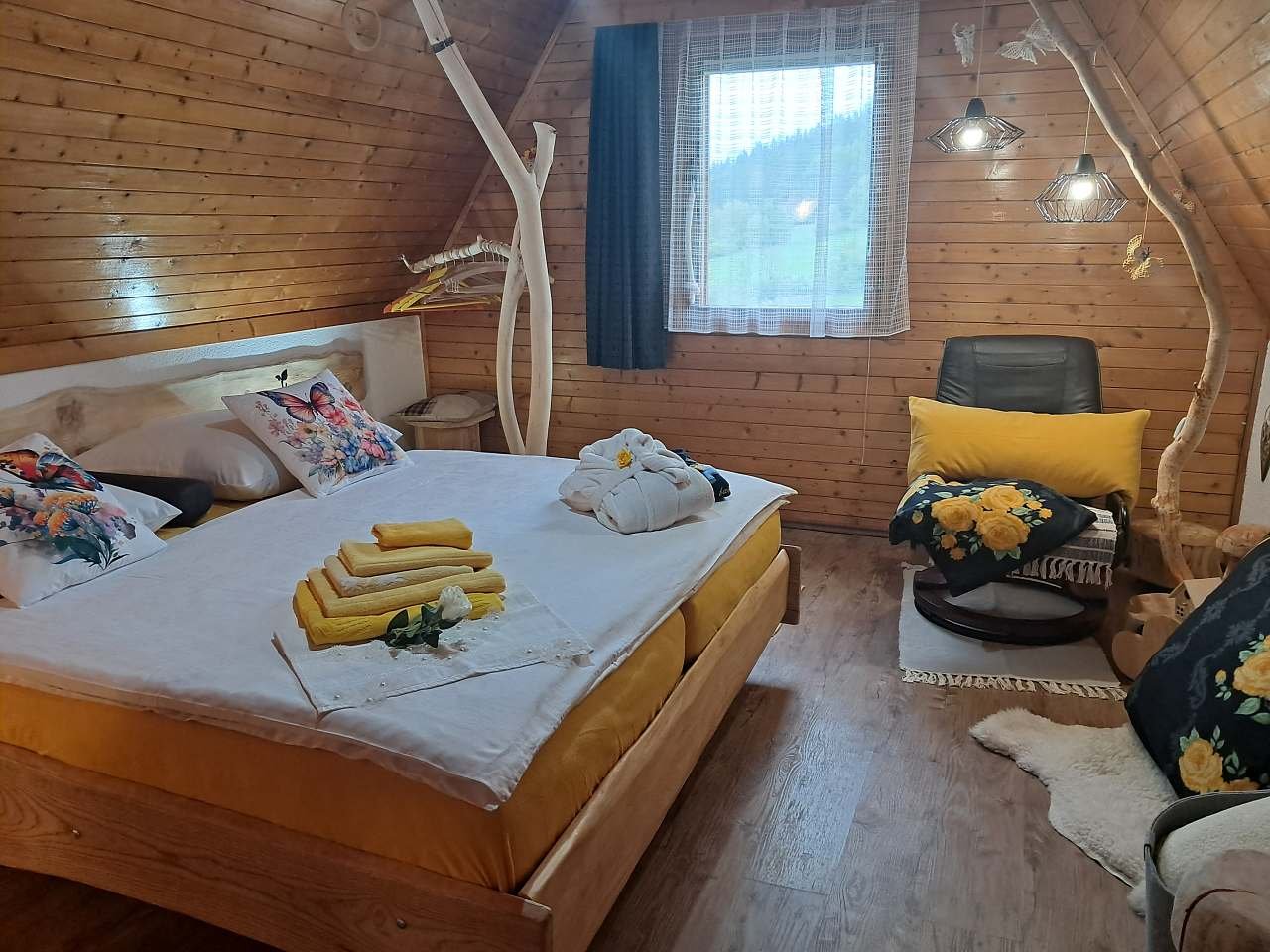 celkový prostor chaty v podkrovní ložnici