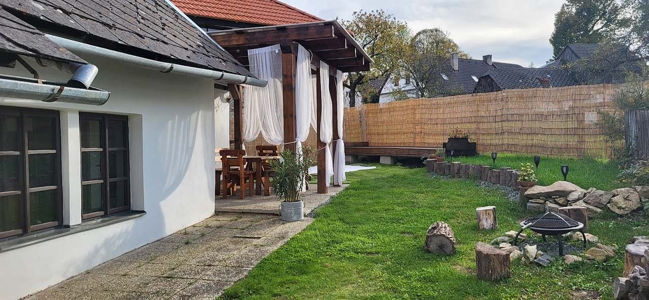 Chaloupka Helenka, posezení za chaloupkou