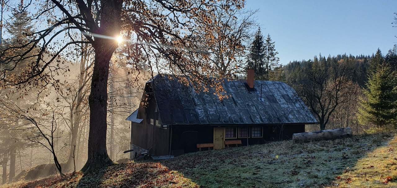 Chaloupka pod Javornickým hřebenem