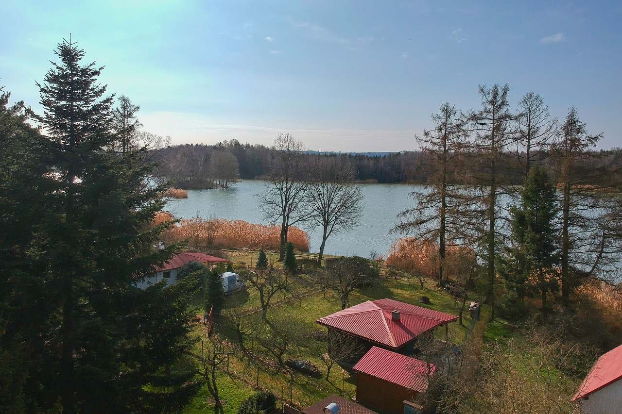 Chaloupka u jezera pod smrkem, jezero