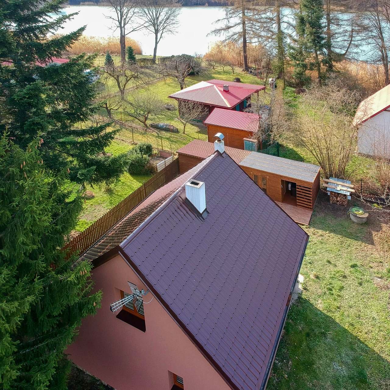Chaloupka u jezera pod smrkem, výhled na jezero