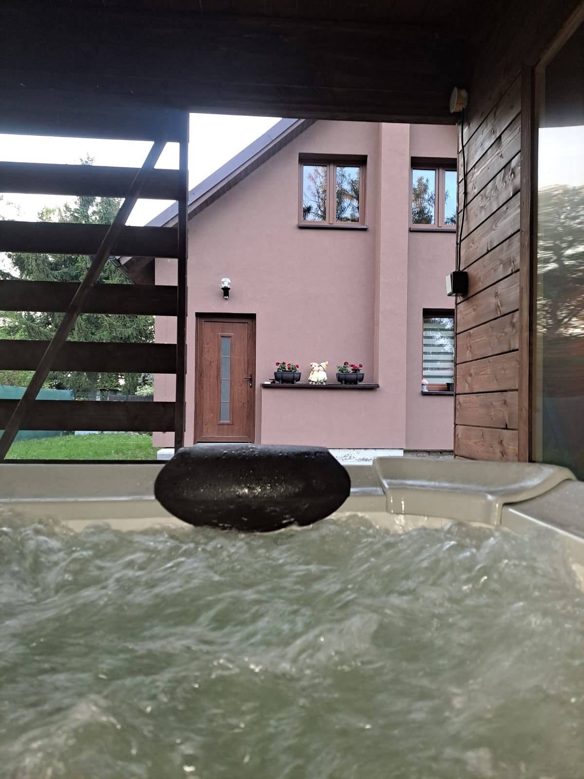 Chaloupka u jezera pod smrkem, výhled z vířivky