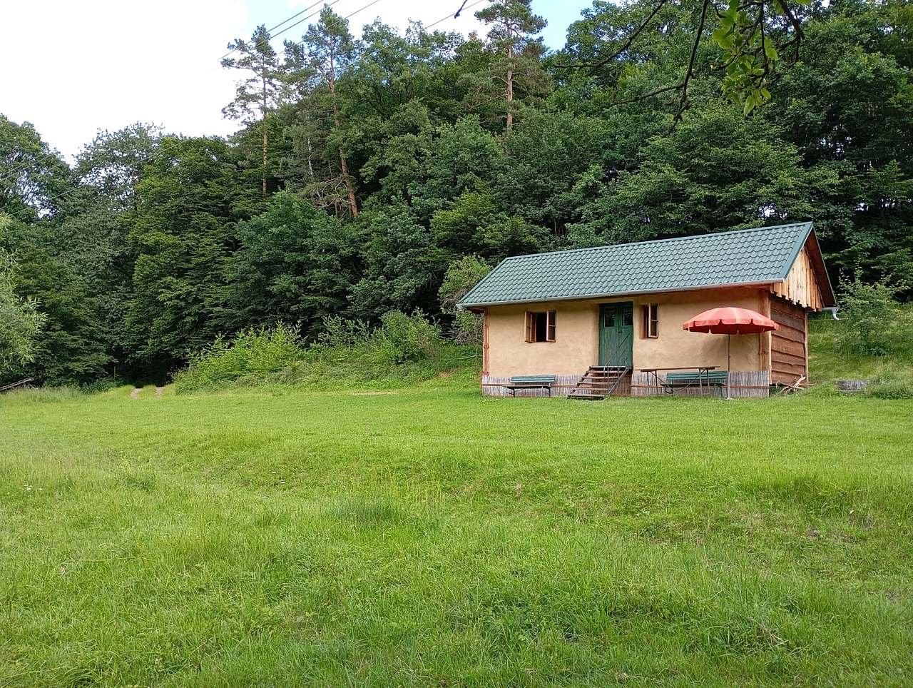 Chaloupka v blízkosti Jezera Chvojnice a farmy s chovem oveček