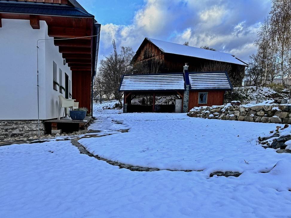 Chalupa Jeseníky, pergola s krbem, lyžárna a kolárna