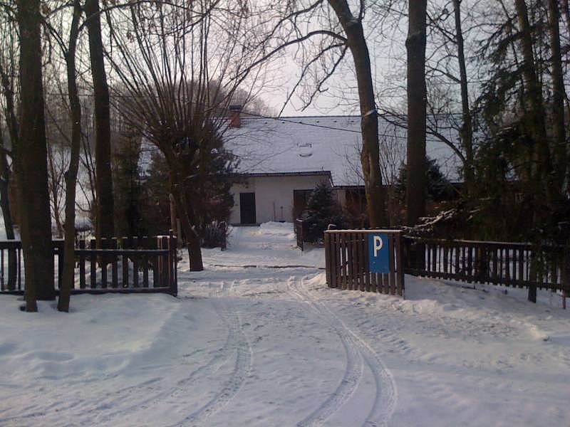 Chalupa Křečovice - zimní pohled z parkoviště na chalupu