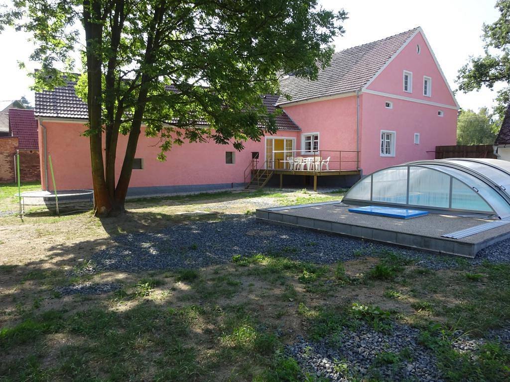 Chalupa Racov - pohled ze zahrady na dům a bazén