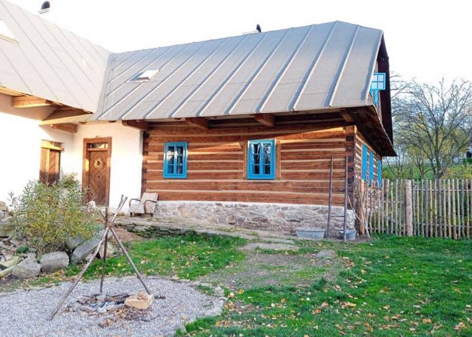 Chalupa s uzavřeným dvorem a velkým ohništěm