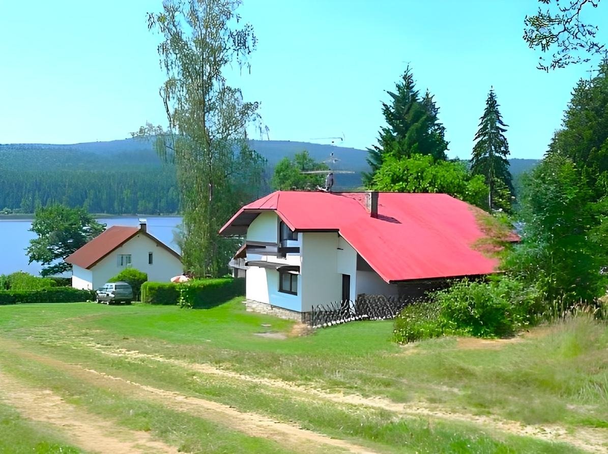 Chalupa u vody s loďkou - Lojzovy Paseky