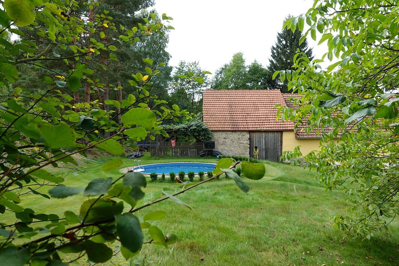 Chalupa v České Kanadě - Potočná 25 - zadní zahrada s bazénem