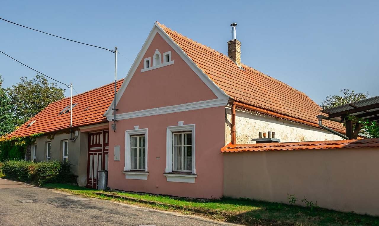 Chalupa z hlavní ulice