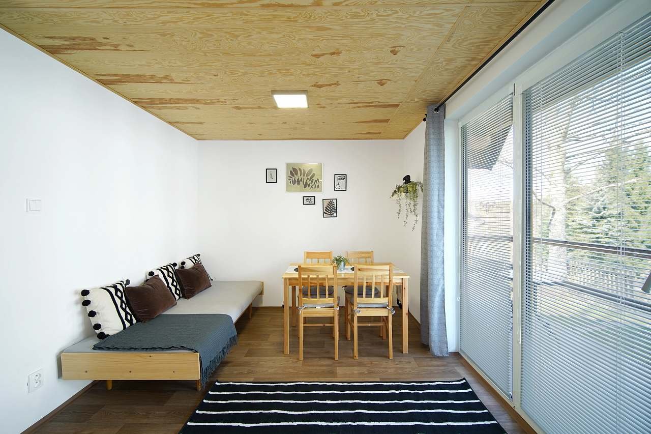 Chata 1 - obývací prostor/jídelna